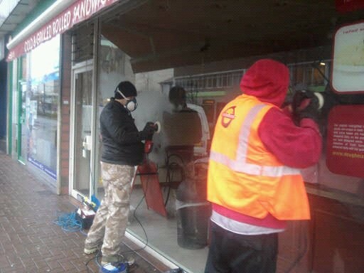 witryny sklepowe ze szkła - usuwanie rys