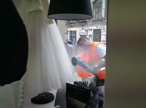 Usuwanie rys szyba witryny Kraków